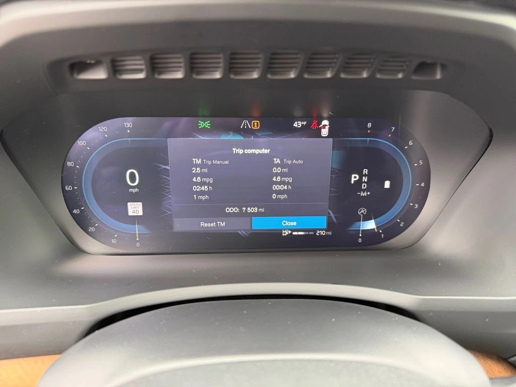 2025 Volvo - image 25