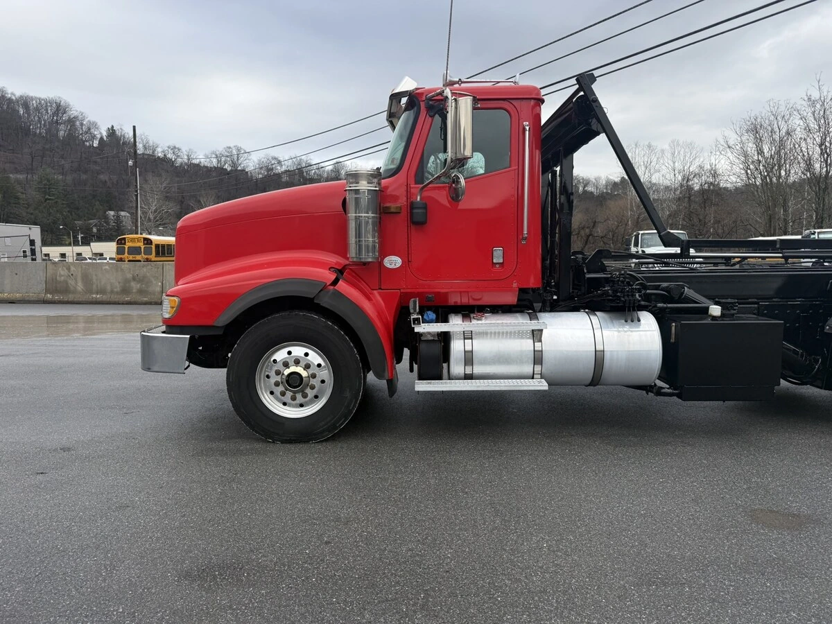 2016 International - image 12