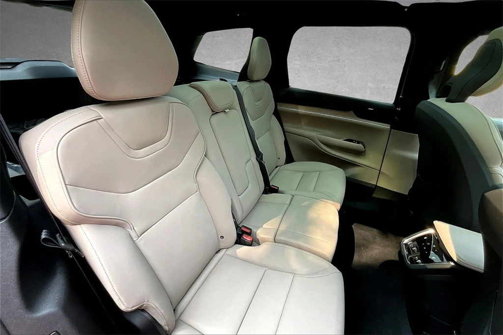 2025 Volvo - image 10