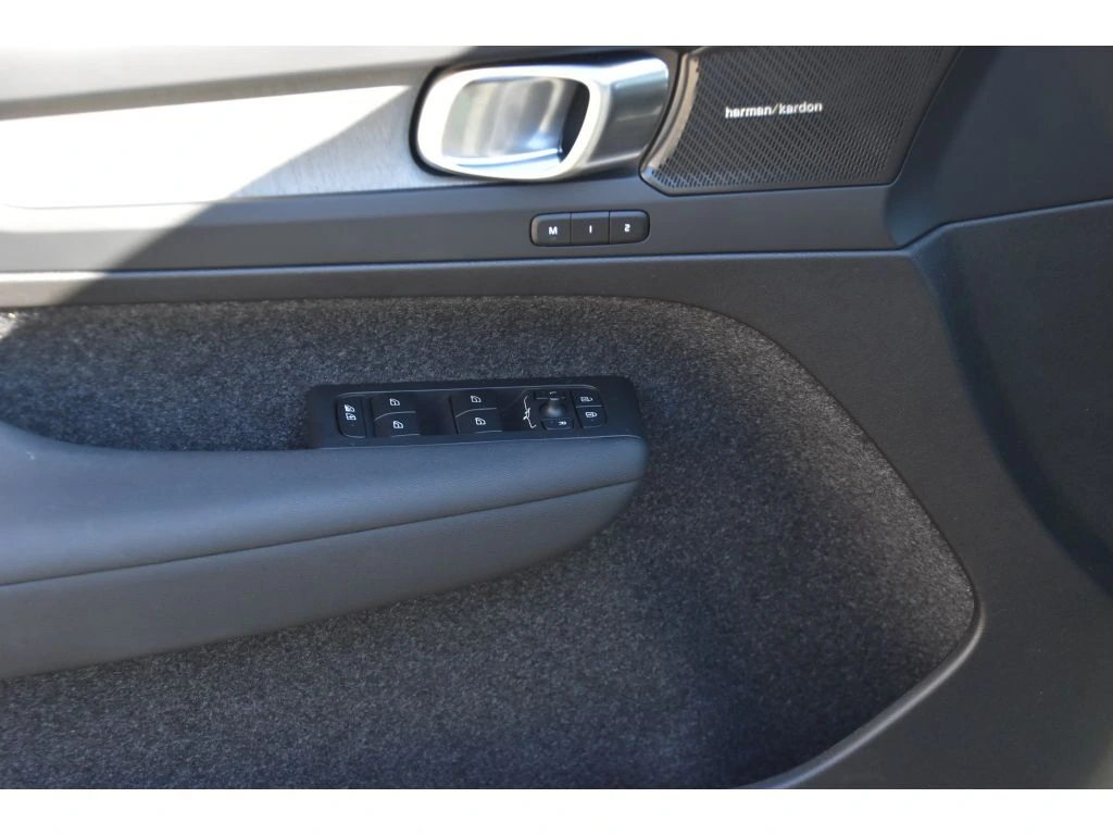 2025 Volvo - image 27