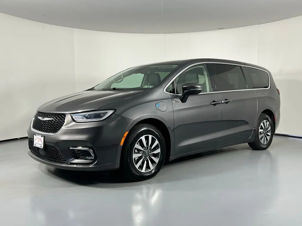 2023 Chrysler Pacifica Hybrid Touring L photo 3