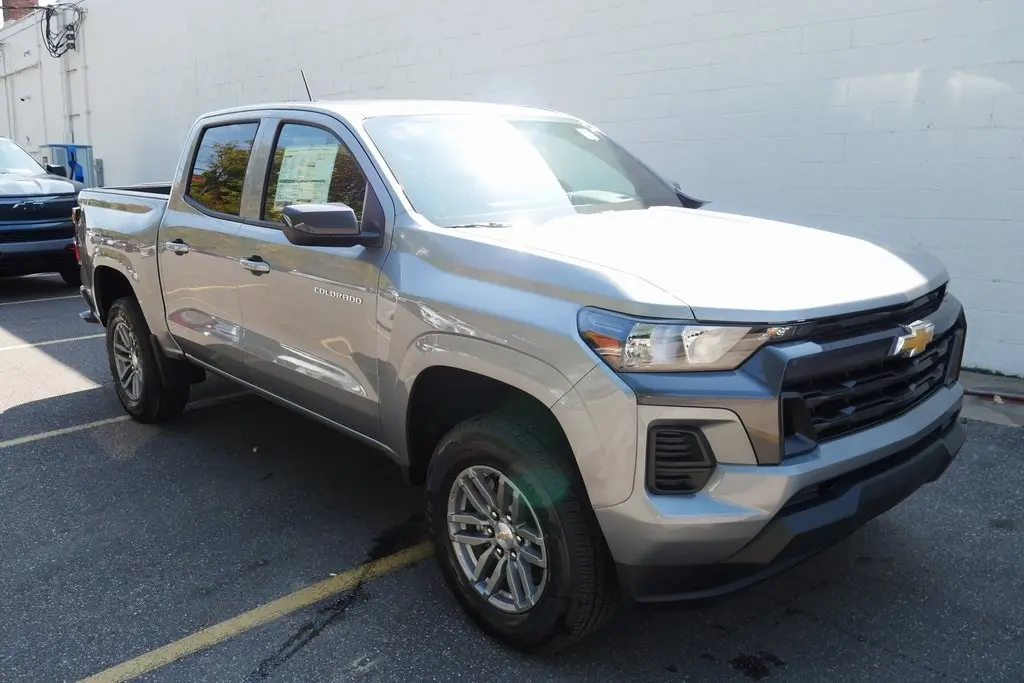 2026 Chevrolet Colorado LT photo 2