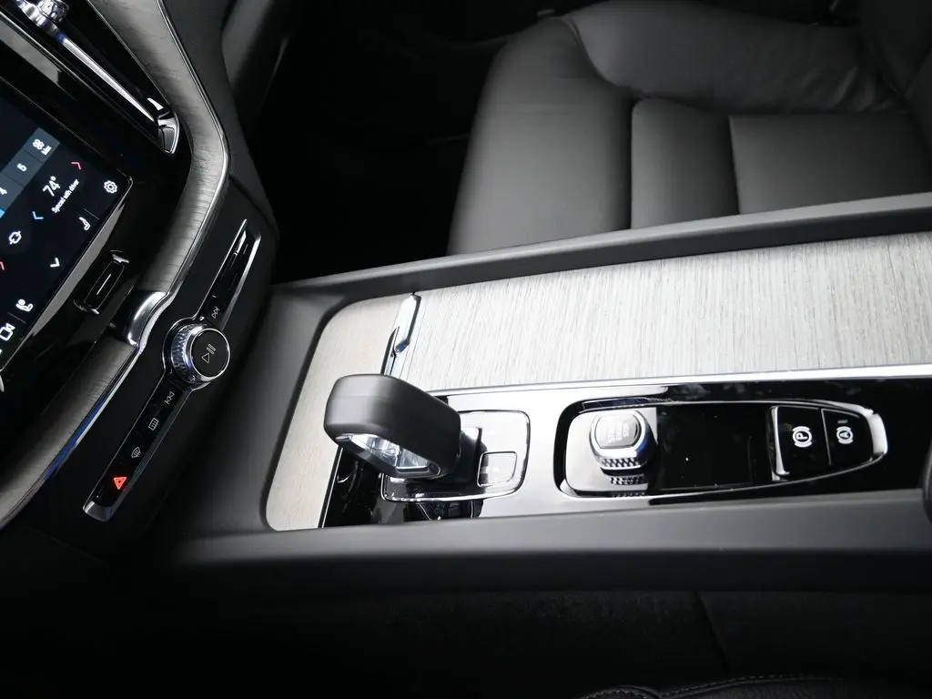 2025 Volvo - image 17