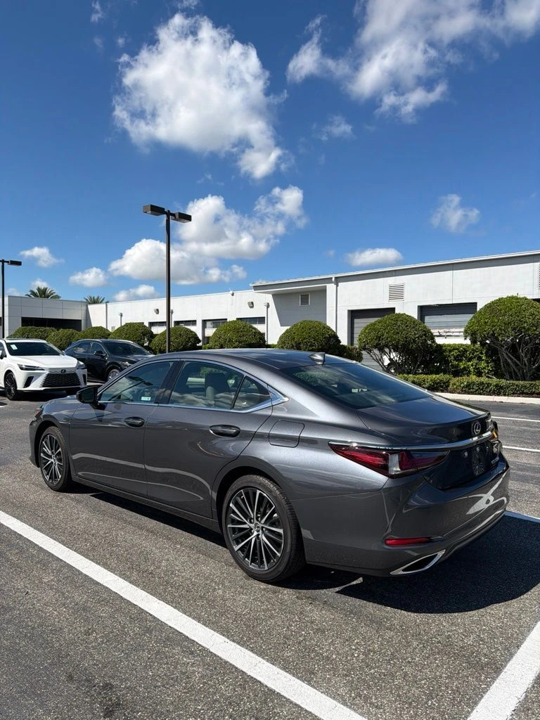 2025 Lexus ES 350 - Photo 6
