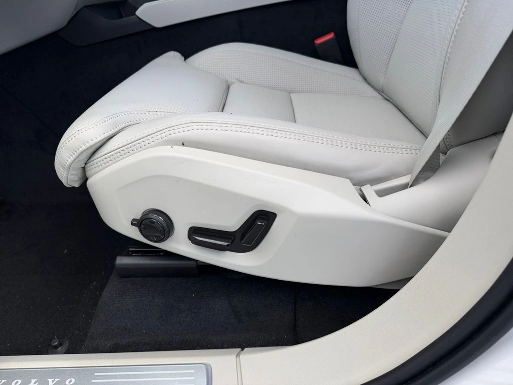 2026 Volvo - image 15