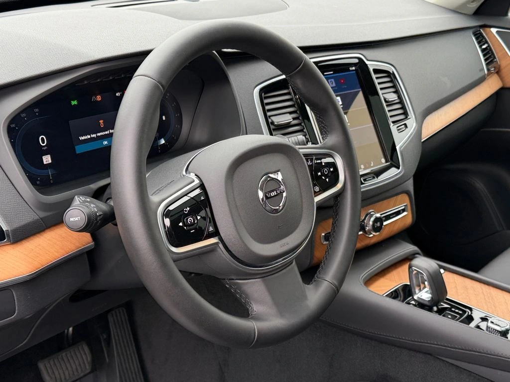 2025 Volvo - image 17