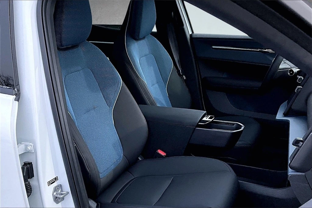 2026 Volvo - image 11