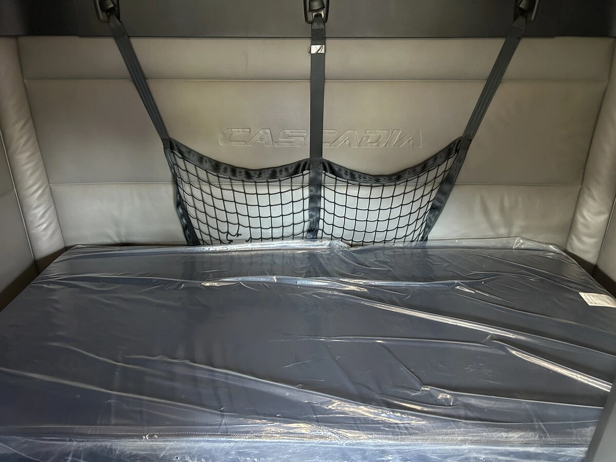 2022 Freightliner Cascadia - image 18