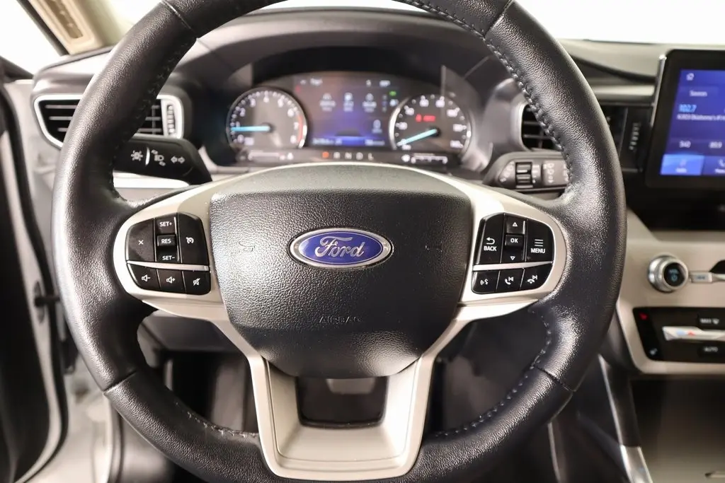 2024 Ford Explorer XLT photo 2