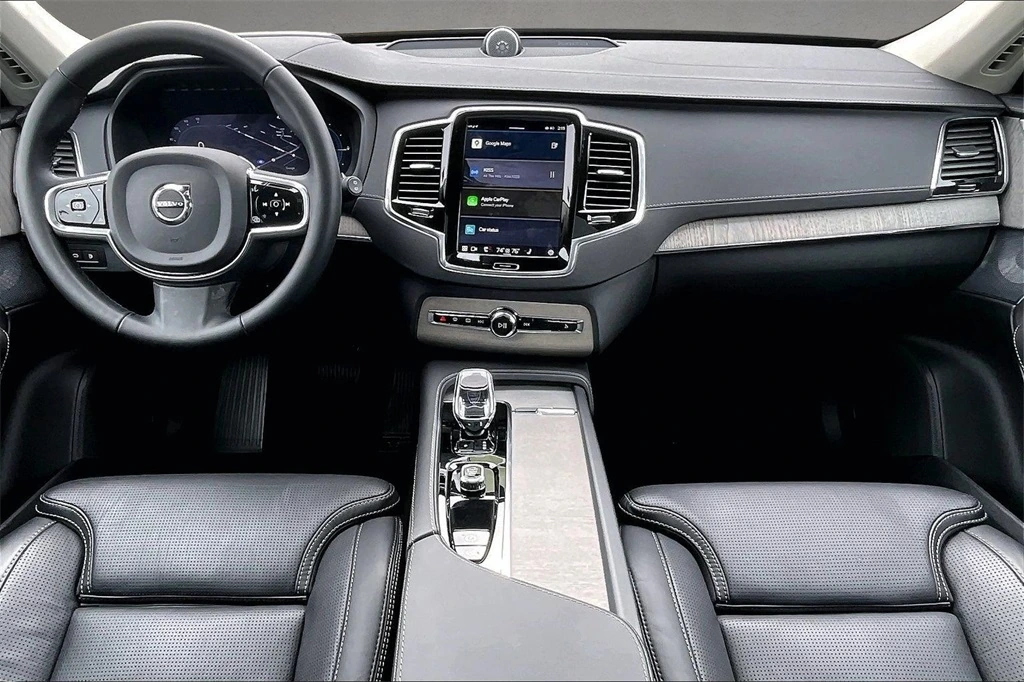 2025 Volvo - image 7