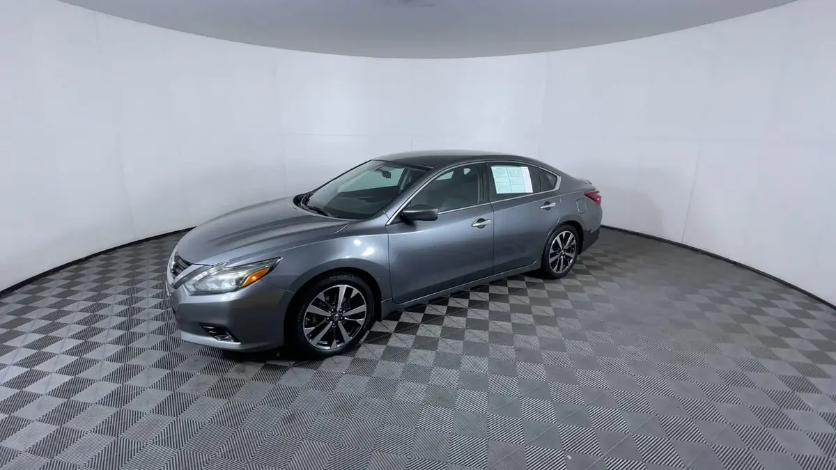 2017 Nissan Altima 2.5 SR photo 4
