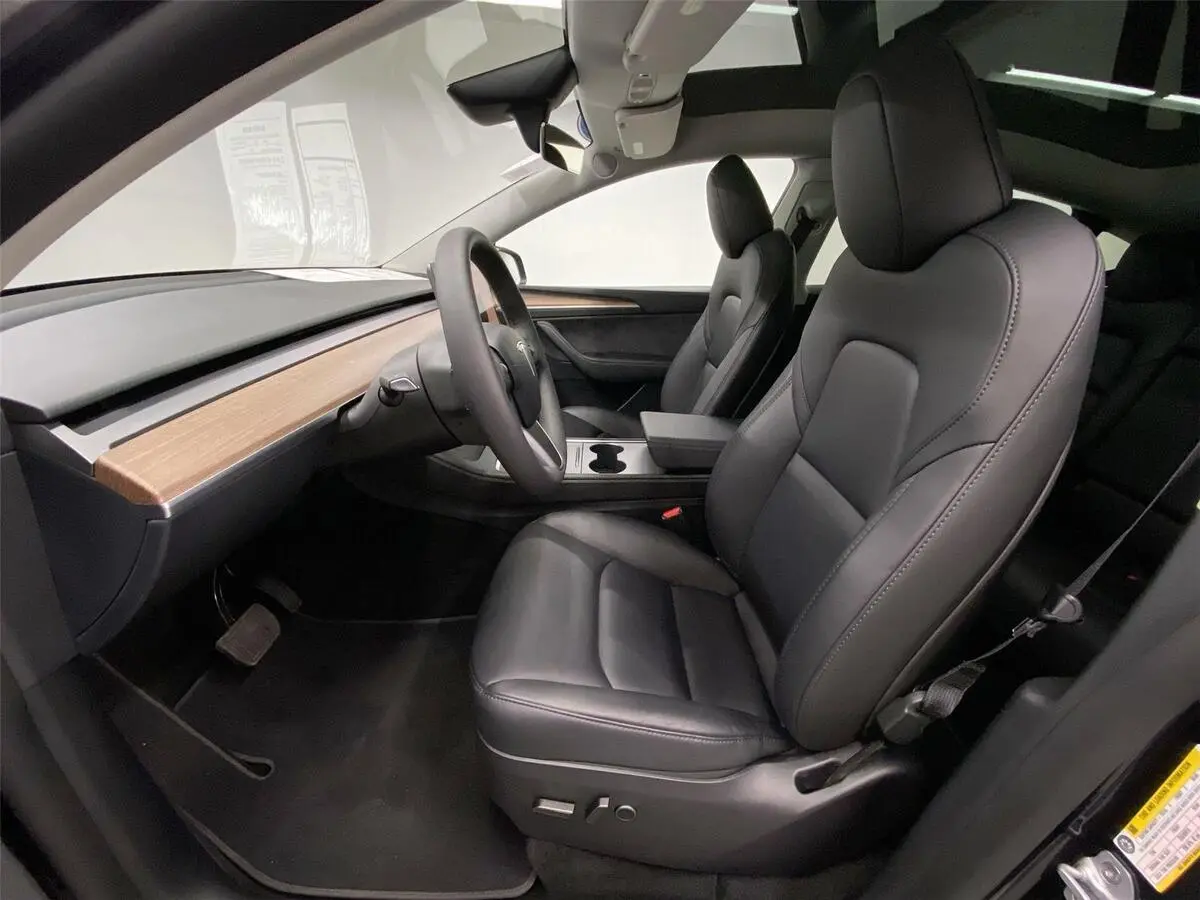 2024 Tesla Model Y Long Range photo 4