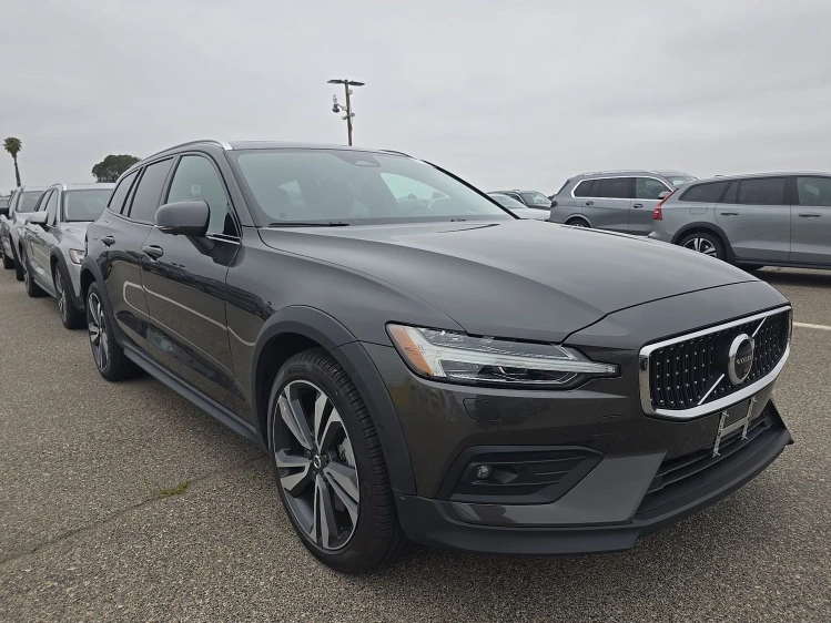 2025 Volvo V60 Cross Country's photo