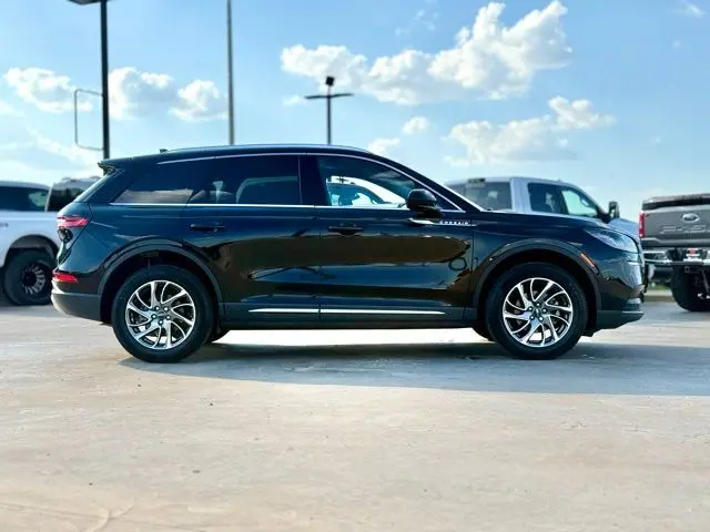2022 Lincoln Corsair Standard photo 3