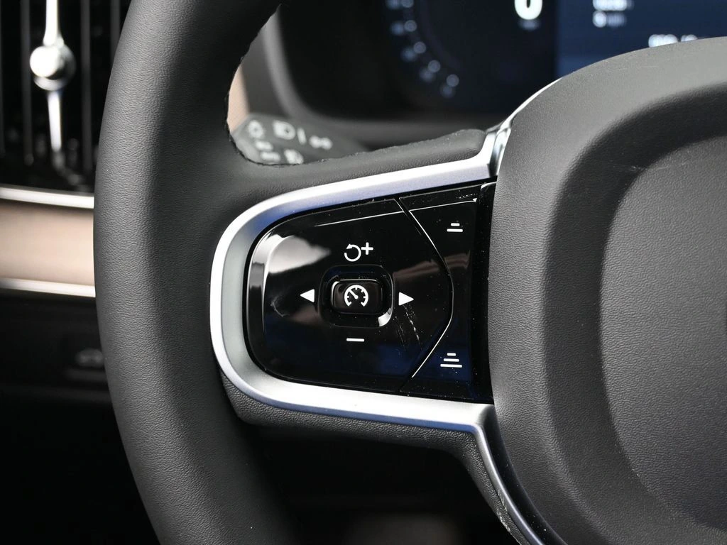 2026 Volvo - image 11