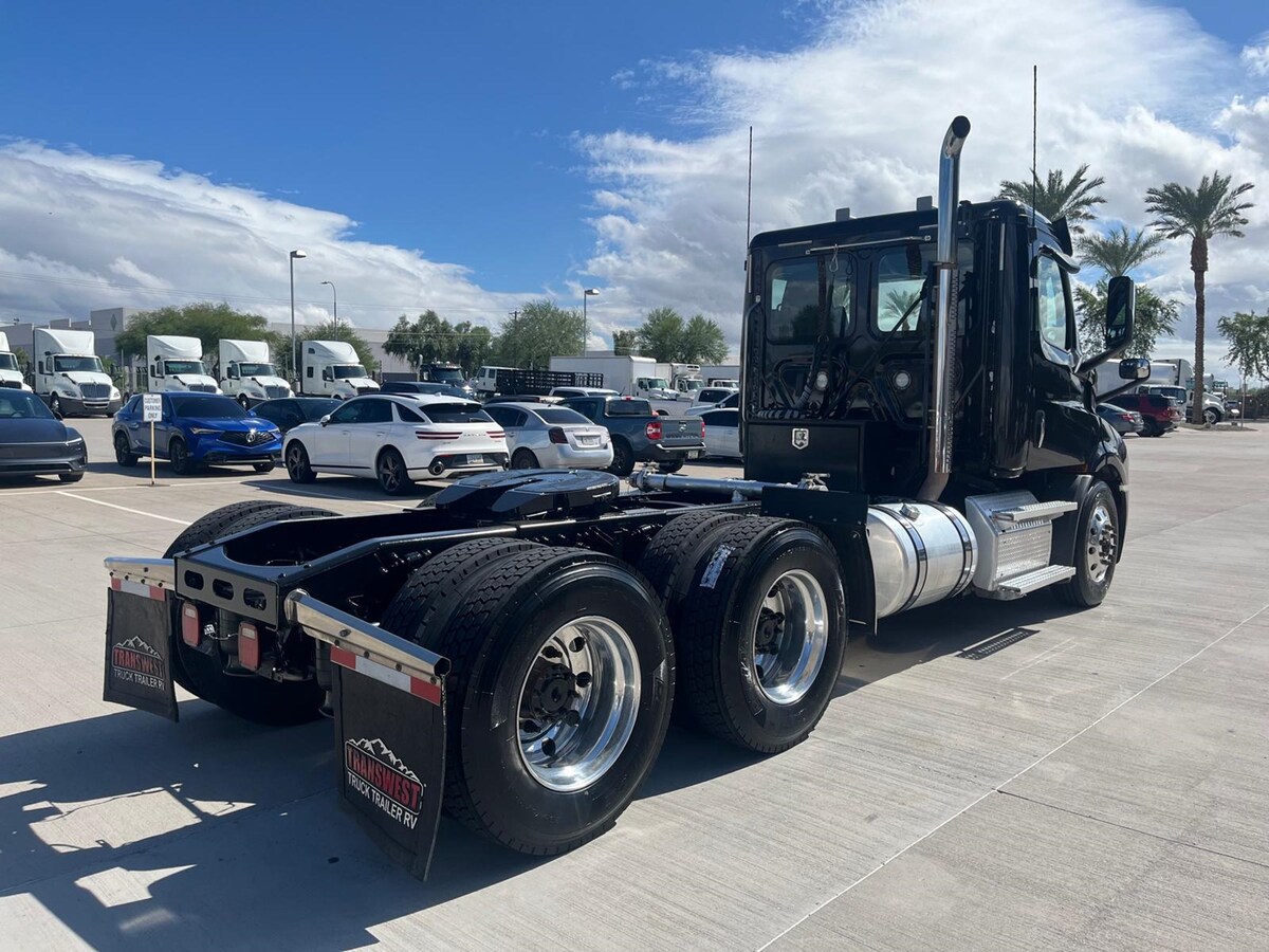 2020 Freightliner Cascadia in Phoenix, AZ — photo 5