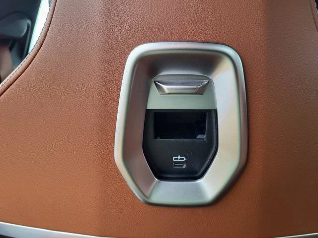 2026 BMW 7 Series 750e - Photo 17