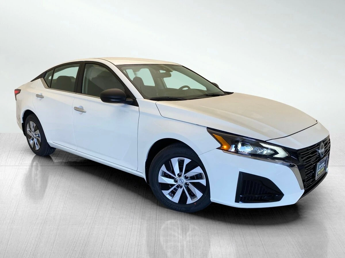 2025 Nissan Altima S's photo