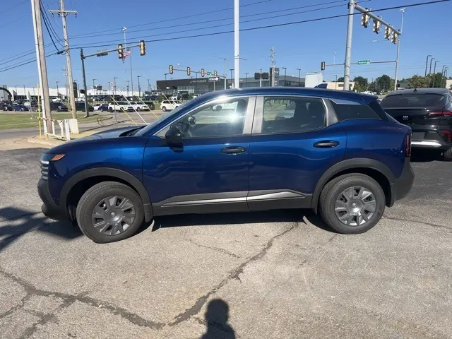2025 Nissan Kicks S photo 4