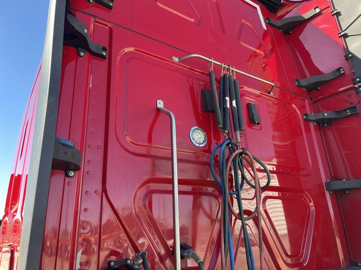 2021 Freightliner Cascadia - image 14