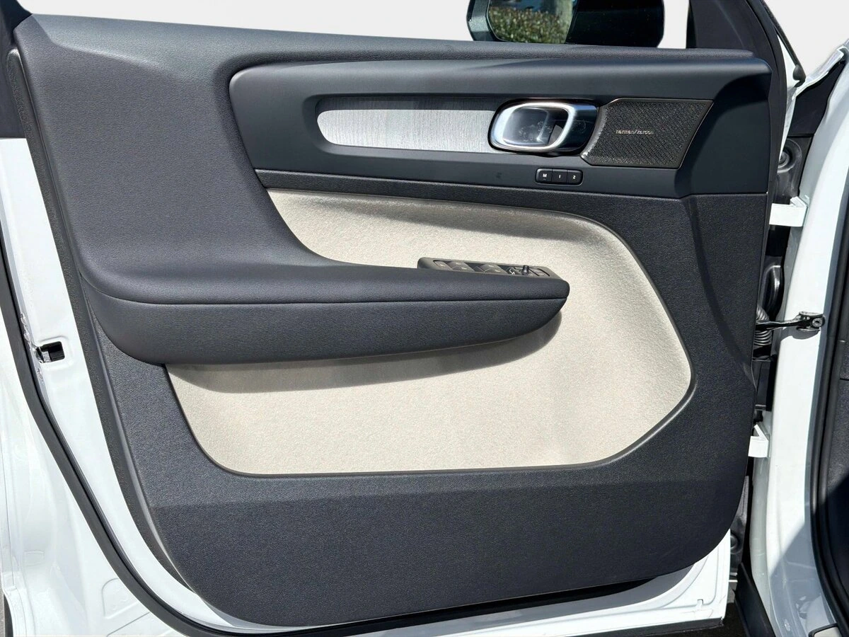 2026 Volvo - image 14