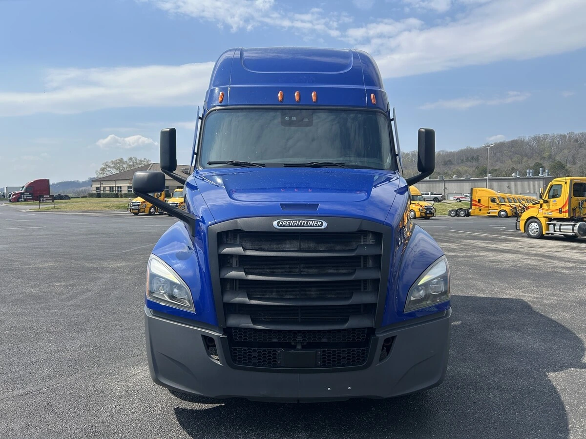 2022 Freightliner Cascadia - image 9