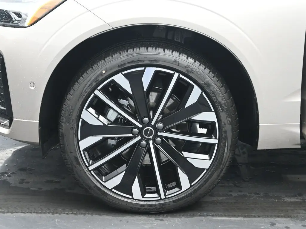 2026 Volvo - image 30