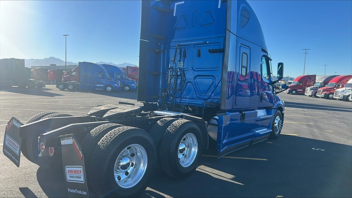 2022 Freightliner Cascadia - image 3