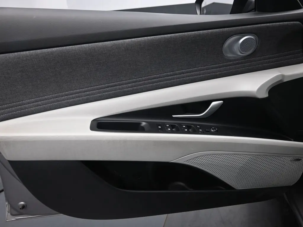 2024 Hyundai Elantra Limited photo 21