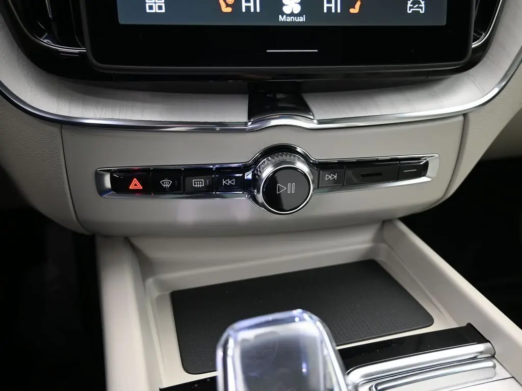 2026 Volvo - image 15