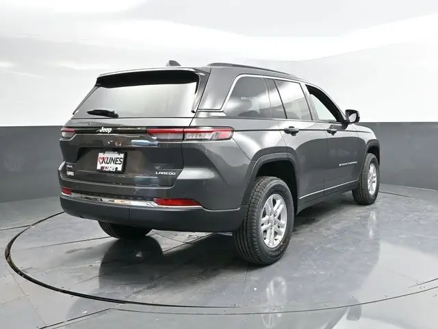 2025 Jeep Grand Cherokee Laredo photo 4