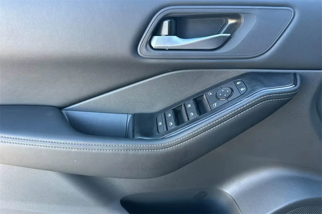 2026 Nissan Rogue SV photo 10