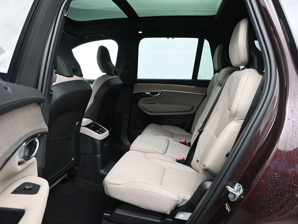 2026 Volvo - image 24