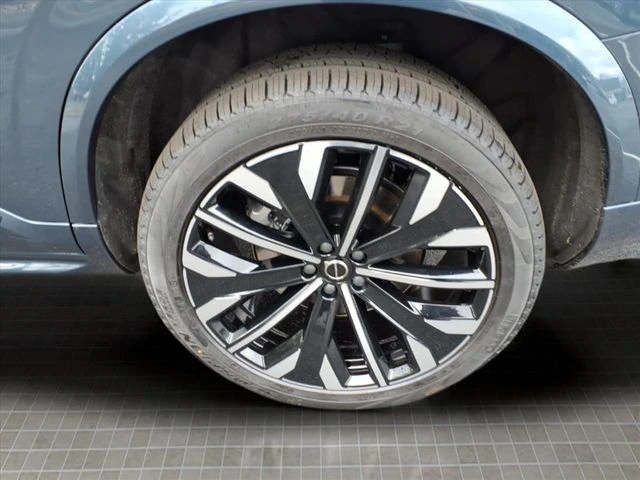 2026 Volvo - image 9