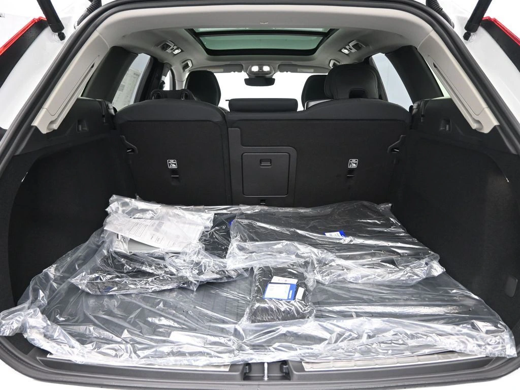 2026 Volvo - image 24