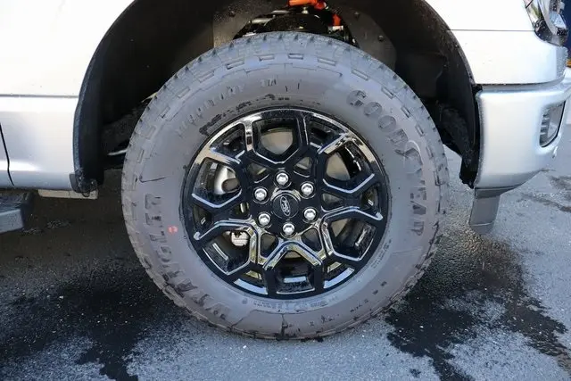 2025 Ford F-150 XLT photo 13