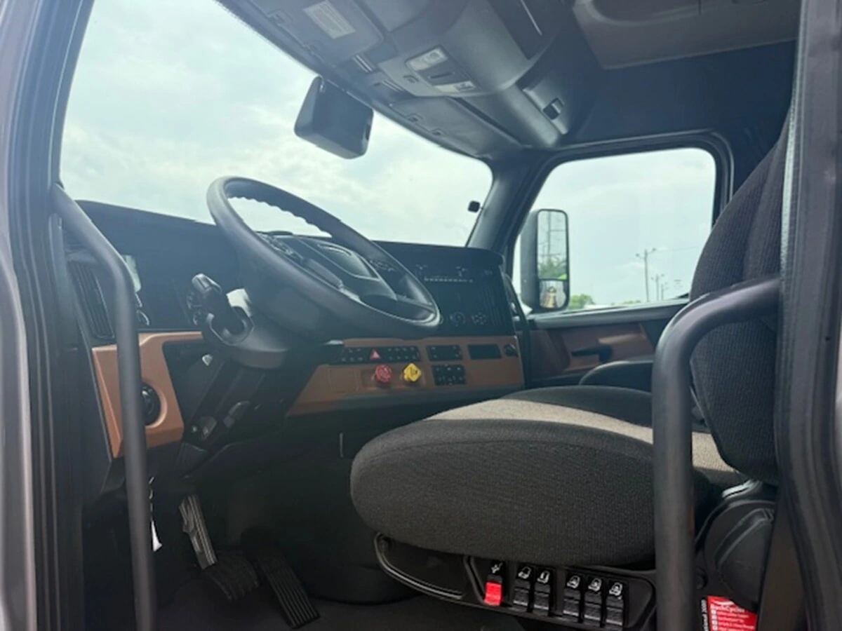 2022 Freightliner Cascadia — photo 8