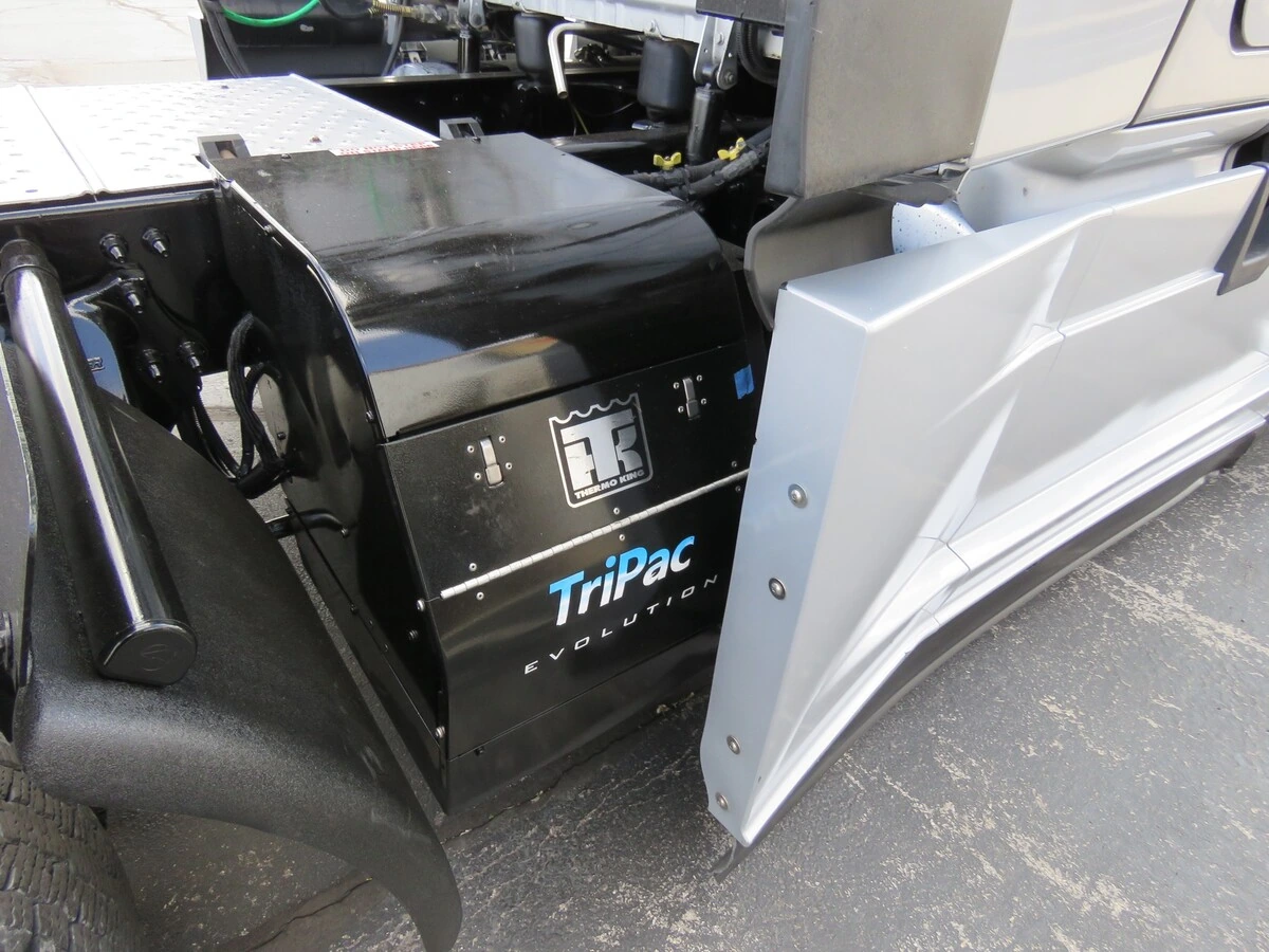 2022 Freightliner Cascadia - image 8