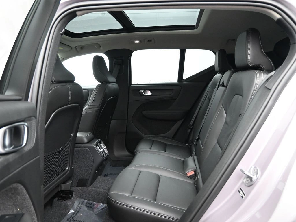 2026 Volvo - image 24