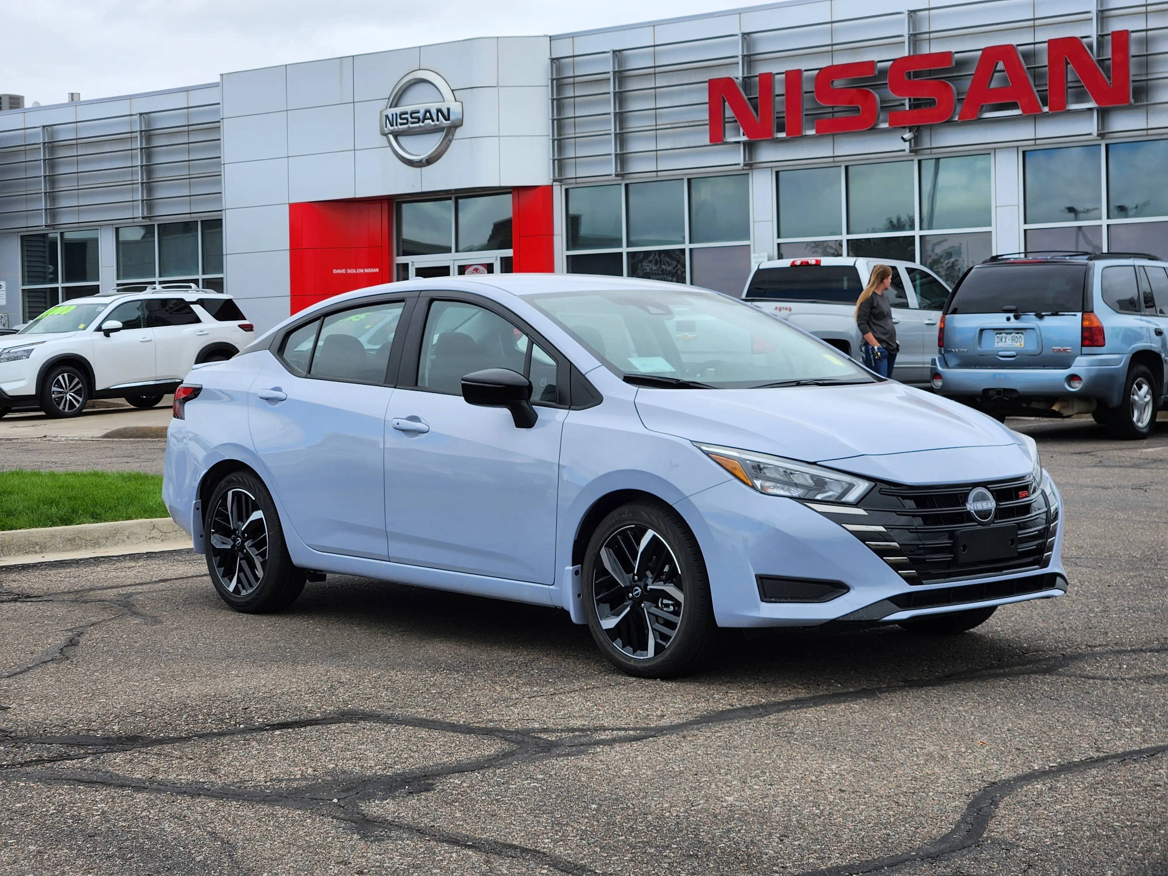 2025 Nissan Versa SR photo 4
