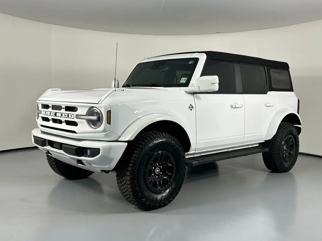 2024 Ford Bronco Outer Banks photo 3