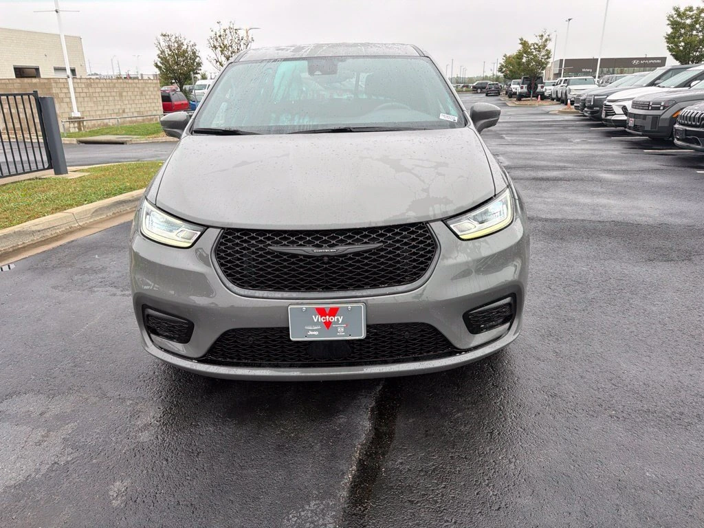 Used 2022 Chrysler Pacifica Hybrid Touring L with VIN 2C4RC1L76NR189750 for sale in Kansas City