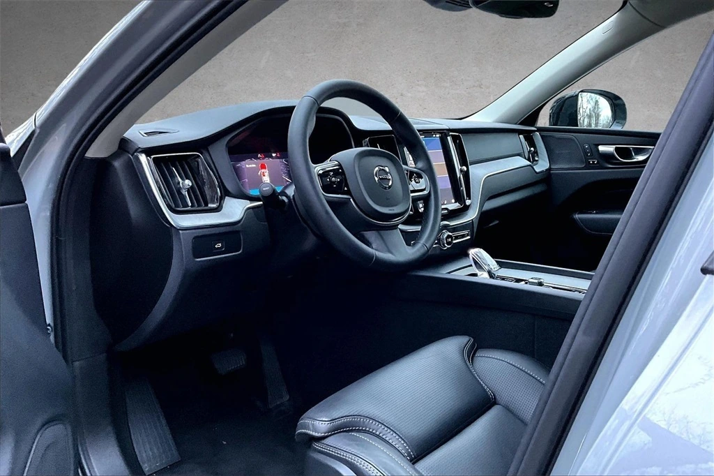 2025 Volvo - image 17