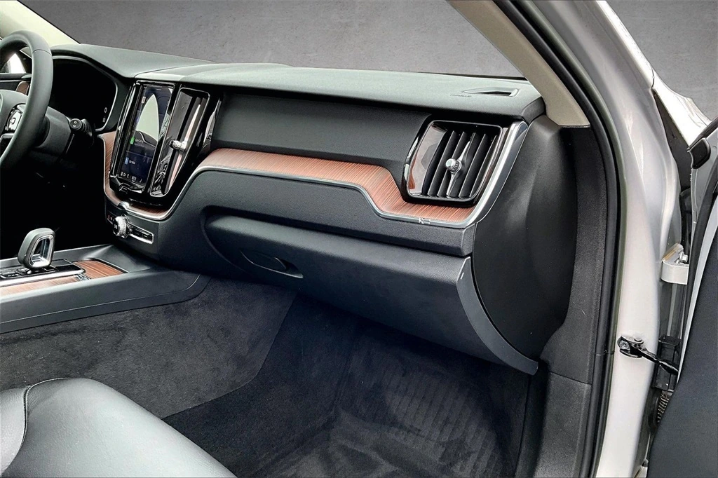 2023 Volvo - image 25