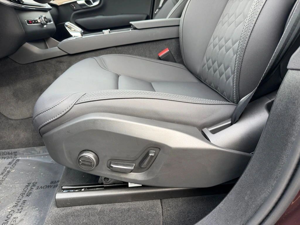 2025 Volvo - image 17