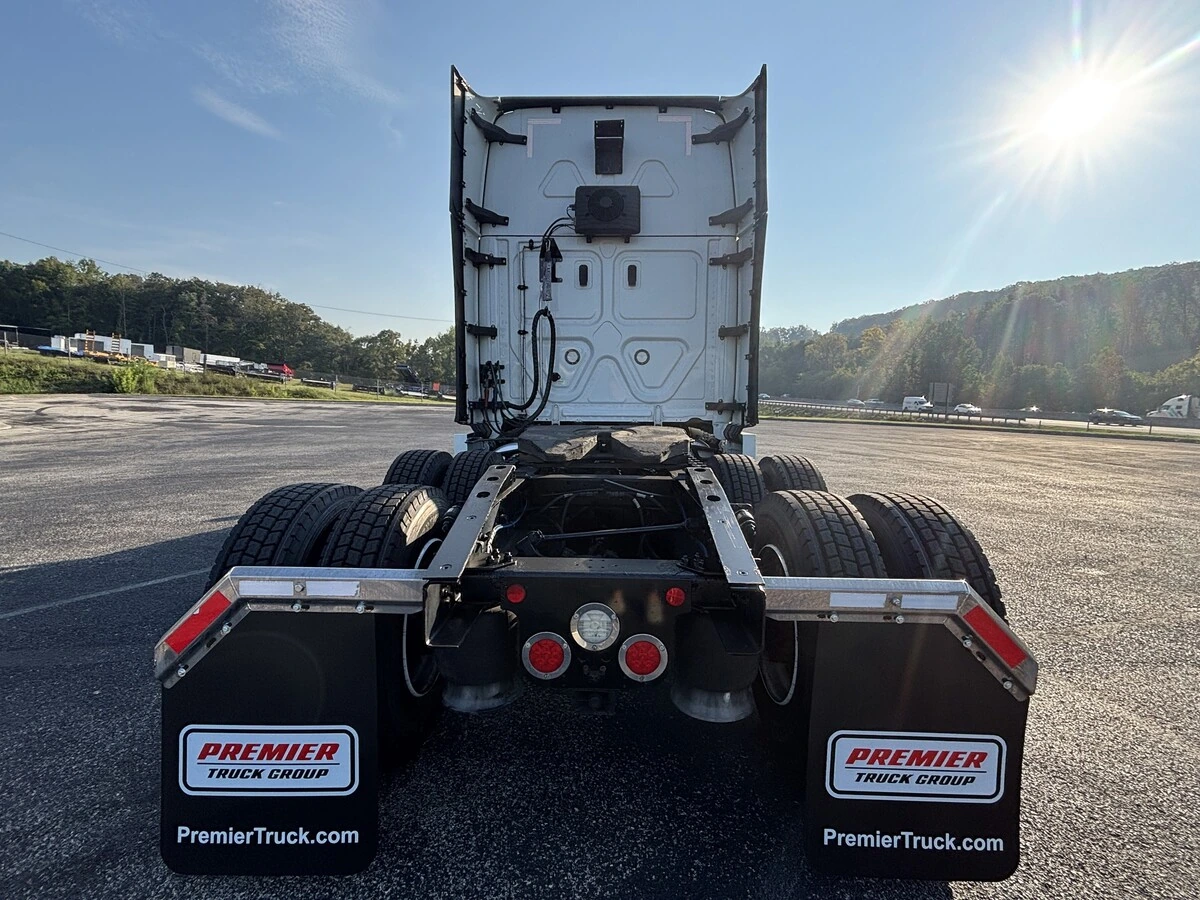 2022 Freightliner Cascadia — photo 7