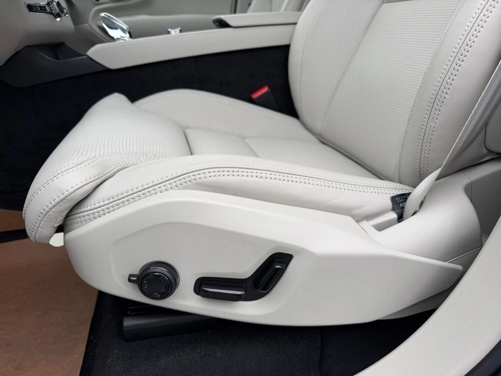 2026 Volvo - image 15