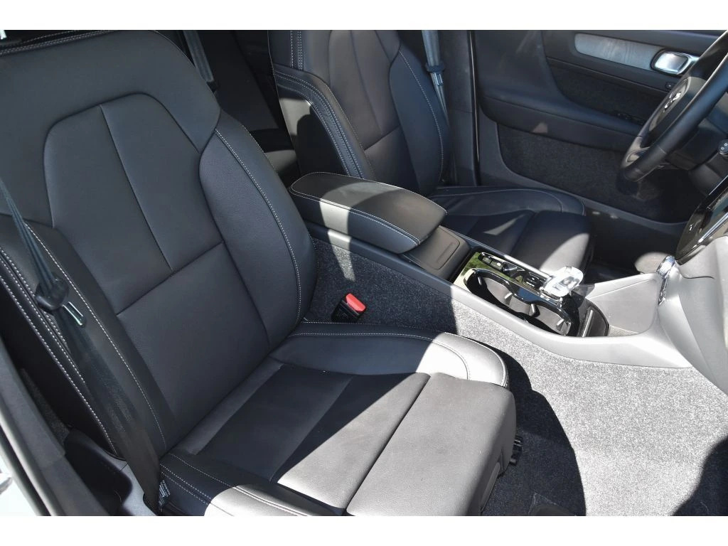 2025 Volvo - image 32