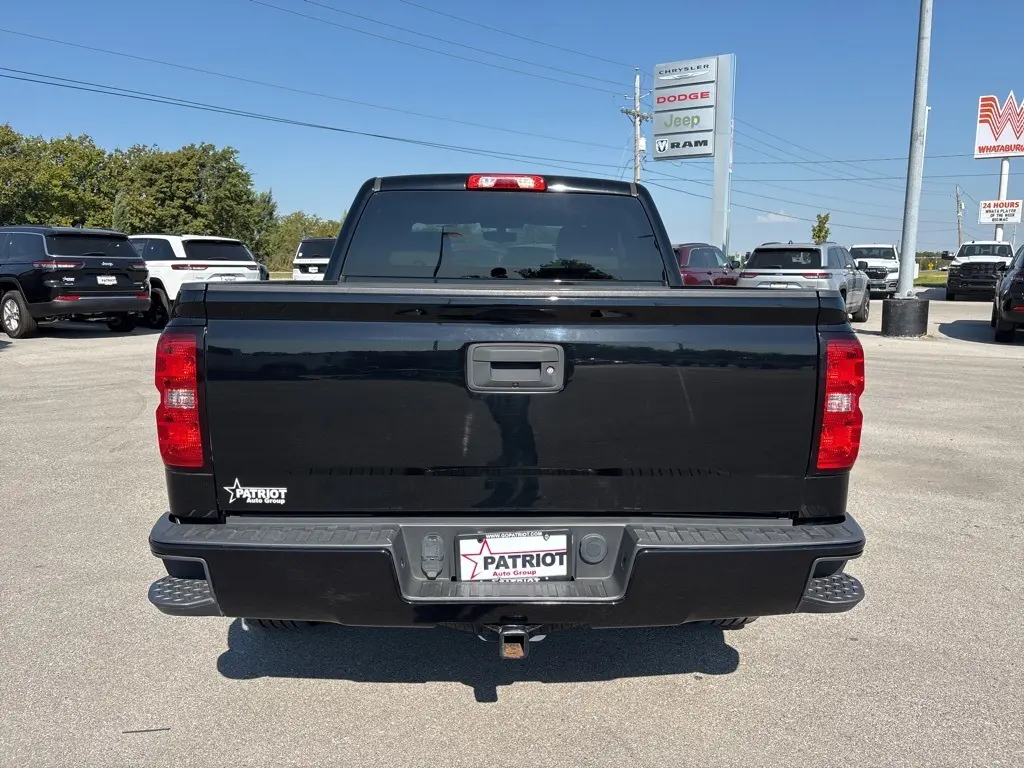 2018 Chevrolet Silverado 1500 Custom photo 4