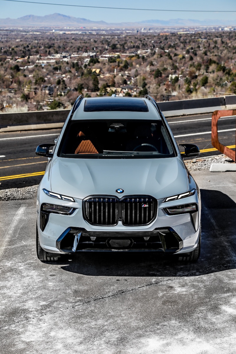 The standard Sky Lounge Panoramic Roof lets you see more of the world outside, while making the spacious interior feel even bigger.